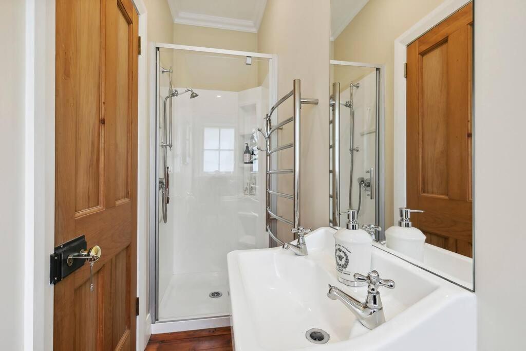 Historic Charm In Greytown - Cosy Kowhai Cottage Bagian luar foto